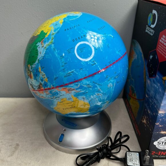 Discovery Mindblown Globe LED Light Illuminated in Box Spins Power Cord - Picture 2 of 11